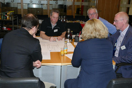 Die Teilnehmenden bei der Gruppendiskussion im Sitzungssaal des Rathauses in Bramsche