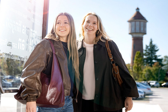 Infos für Erstsemester zum Start des Studiums an der Hochschule Osnabrück. Zwei Studierende betreten die Hochschule am Standort Lingen.