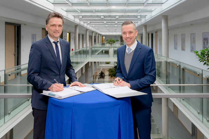 Hochschulpräsident Prof. Dr. Andreas Bertram und Jörn Henrik Depenbrock, Gesellschafter und Geschäftsführer der Depenbrock Partnering GmbH & Co. KG. besprechen die Angelegenheiten für das neue Laborgebäude am Campus Lingen