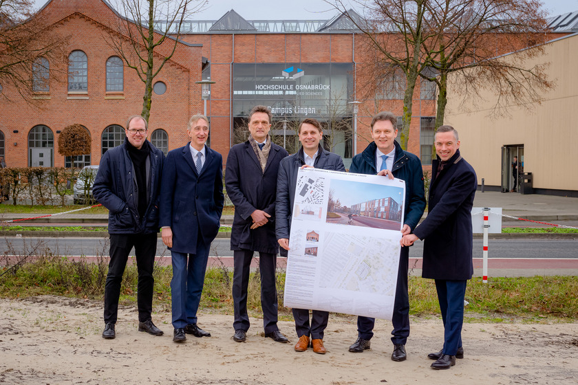 Hochschulpräsident Prof. Dr. Andreas Bertram und Dekan der Fakultät Management, Kultur und Technik Prof. Dr. Ingmar Ickerott zusammen mit Lingens Oberbürgermeister, Architekt Thomas Grühn und weiteren Initiatoren des neuen Laborgebäudes der Hochschule Osnabrück am Campus Lingen