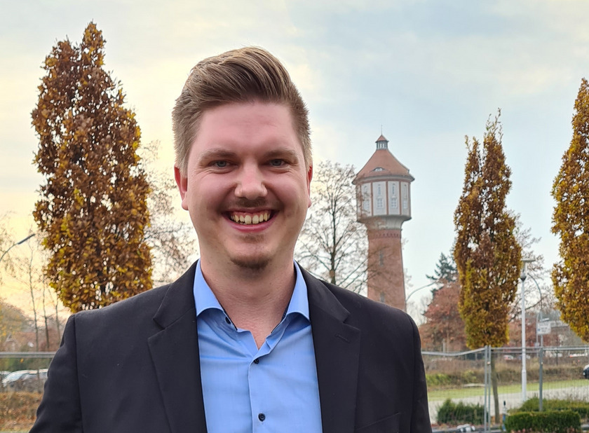 Stefan Hagmann vor dem Campusgebäude in Lingen