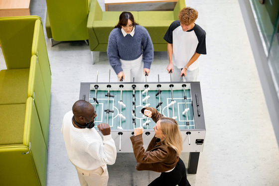Lingen bietet viele Freizeitangebote für Studierende. Vom Hochschulsport, über Sportvereine bis zu öffentlichen Sportanlagen finden alle etwas passendes. Vier Studierende kickern in der Hochschule Osnabrück.