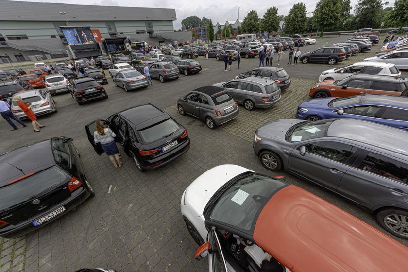 Über eine Radiofrequenz konnten die Anwesenden auch innerhalb der Autos dem Programm folgen. Foto: Hochschule Osnabrück / Roman Starke