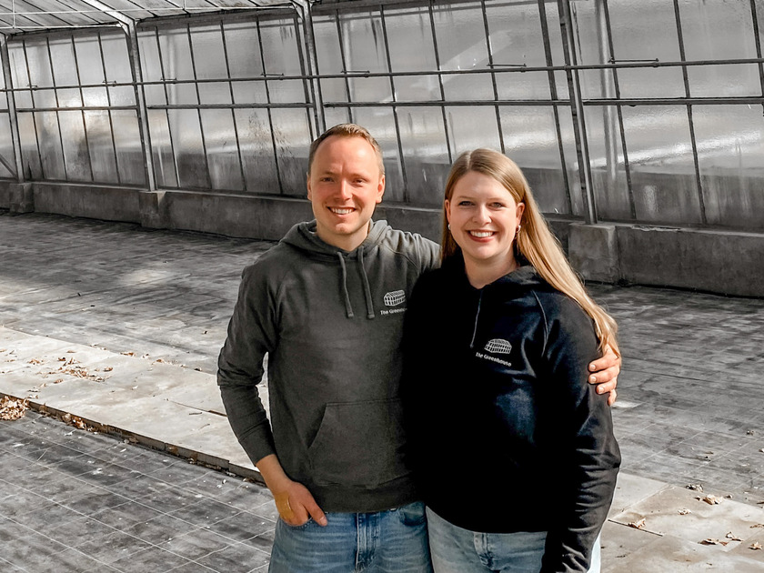 Das Gründungsduo Marlon Matthaei und Ann-Kathrin Gödeke steht frontal vor einem Gewächshaus