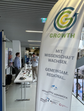 Messestand mit einer Beachflag.