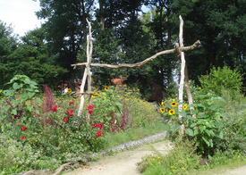 Ein Eingangstor des barrierefreien Senk-Bauerngartens auf Gut Sannum bei Huntlosen (Oldenburg)