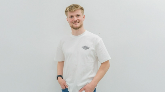 Portrait  von Hannes Köbbemann, Junhger Mann im weißen T-Shirt