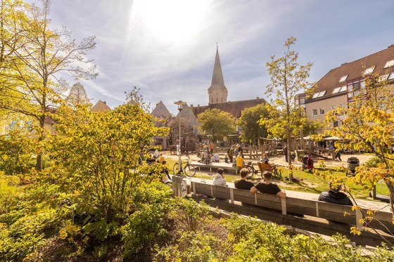 Osnabrück ist eine echte Studierendenstadt und immer einen Besuch Wert. Im Sommer ist besonders der Adolf-Reichwein-Platz mit seinen Cafés und Bars ein beliebter Treffpunkt.