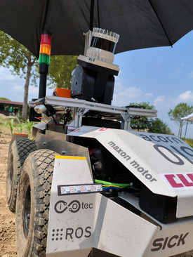 Roboter Nahansicht mit Sonneschirm zum Abkühlen