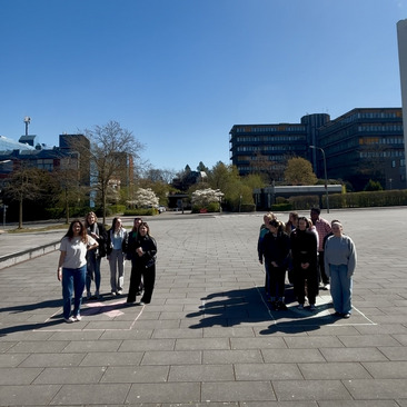 Studierende haben sich auf die beiden Felder "nein" und "ja" begeben