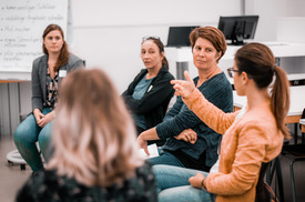 Diskussion im Themenforum 3 „Den Studienstart erfolgreich meistern – Qualitätsaspekte eines studentischen Mentoring-Programms zur Unterstützung nichttraditioneller Zielgruppen“. (Foto: Hochschule Osnabrück / Julius Gervens) 
