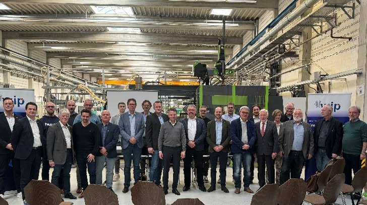 Gruppenbild in Industriehalle 