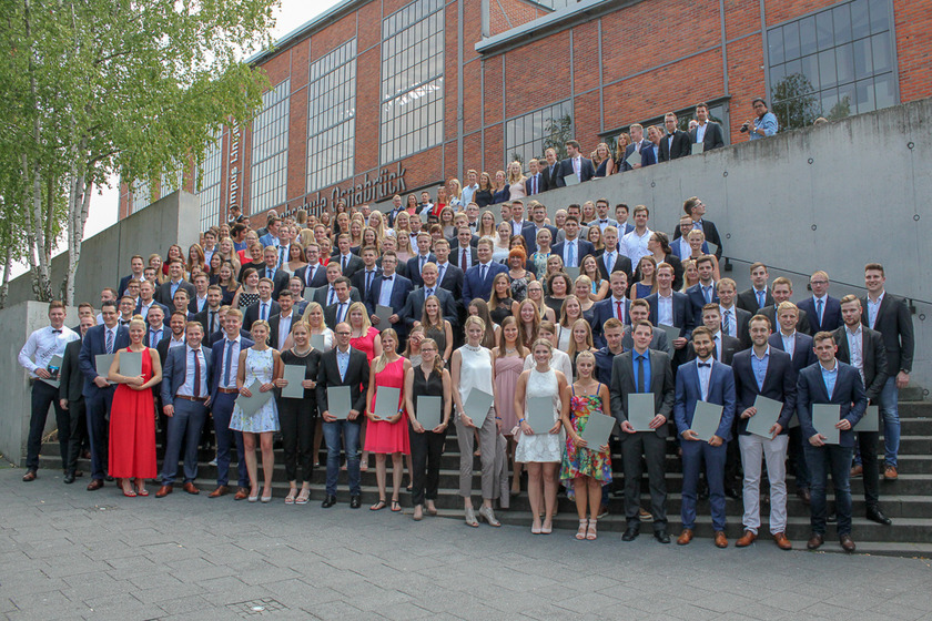 220 Absolventinnen und Absolventen dualer Studiengänge vor dem Campus Lingen