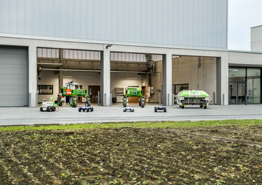 Einsatzbereit stehen Feldroboter vor dem Versuchsfeld des Agro-Technicums an der Hochschule Osnabrück. Die europäische Förderinitiative agrifoofTEF unterstützt Testumgebungen für KI und Agrarrobotik.