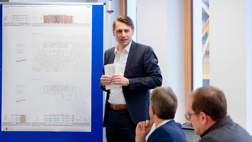 Dekan Prof. Dr. Ingmar Ickerott erläutert die Raumplanungen des neuen Laborgebäudes