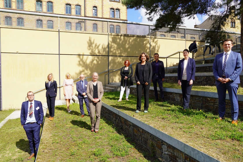 Gruppenbild mit Abstand: Prof. Dr. Andreas Bertram und Vizepräsidentin und Dekanin Prof. Dr. Andrea Braun von Reinersdorff begrüßten die neuen Professorinnen und Professoren an der Hochschule Osnabrück.