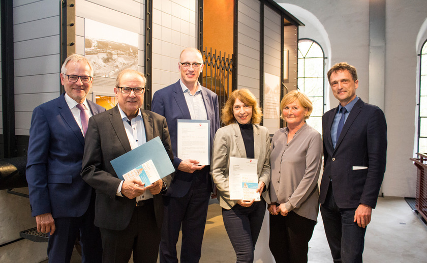 Mit den alten und neuen Mitgliedern des Stiftungsrates der Hochschule Osnabrück Prof. Dr. Swetlana Franken(3. v. r.), Dr. Andreas Mainka (3. v. l.) und Prof. Dr. Joachim Metzner (2. v. l.) freuen sich Birgit Clamor (MWK), Hochschulpräsident Prof. Dr. Andreas Bertram (r.) und Stiftungsratsvorsitzender Manfred Hülsmann.