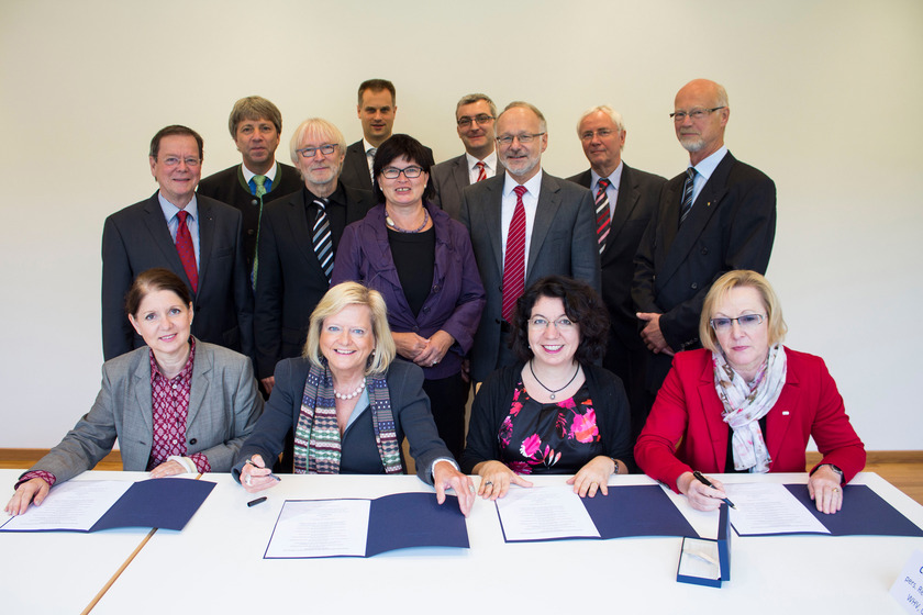 Unterzeichnung der Absichtserklärung, vorn sitzend v. li.: Claudia Baumgärtner (Jade Hochschule Wilhelmshaven, Oldenburg und Elsfleth), Prof. Dr. Gunilla Budde (Vizepräsidentin der Carl von Ossietzky Universität Oldenburg), Prof. Dr. Yasemin Karakaşo