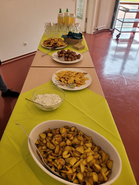 Abgebildet ist ein Tisch mit Kartoffelkeksen und anderen Kartoffelprodukten.