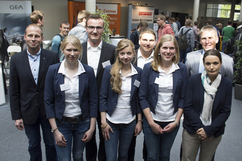 Das Bild zeigt eine Gruppe von acht Personen.