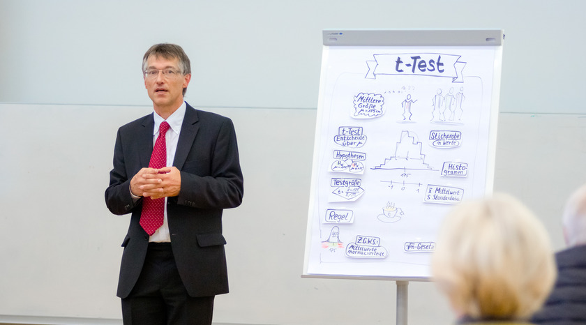 Prof. Dr. Markus Schmidt-Gröttrup beim Senioren Campus