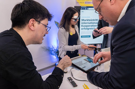 Ingmar Bojes (Wirtschaftsförderung Osnabrück) testet die Platform Iteras von Negyn und Reza auf der Prototypenparty 2026.