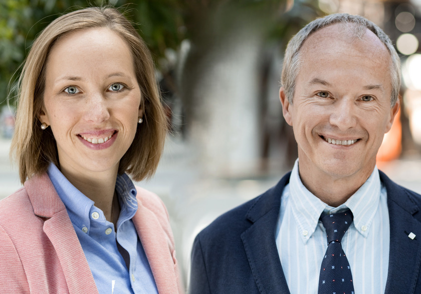 Katrin Dinkelborg steht links neben Prof. Dr.-Ing. Wolfgang Arens-Fischer und beide gucken lächelnd in die Kamera.