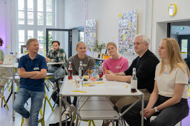 Menschen an einem Tisch