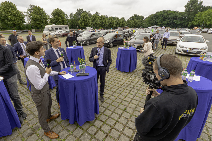 Prof. Dr. Ingmar Ickerott und Prof. Dr.-Ing.  Wofgang Arens-Fischer stellten sich zu Beginn der Verleihung den Fragen des Moderators Alexander Redder. Foto: Hochschule Osnabrück / Roman Starke