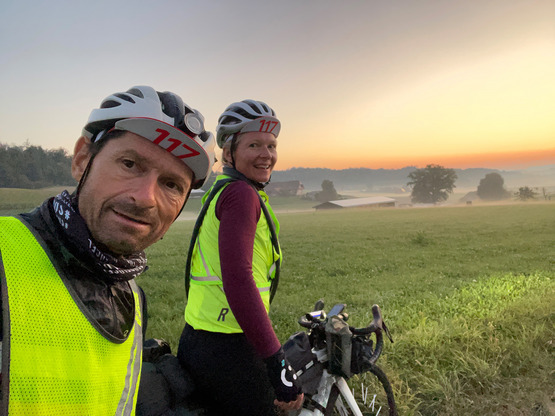 Team Loer/Morisse beim SUCH.bike im Sonnenaufgang