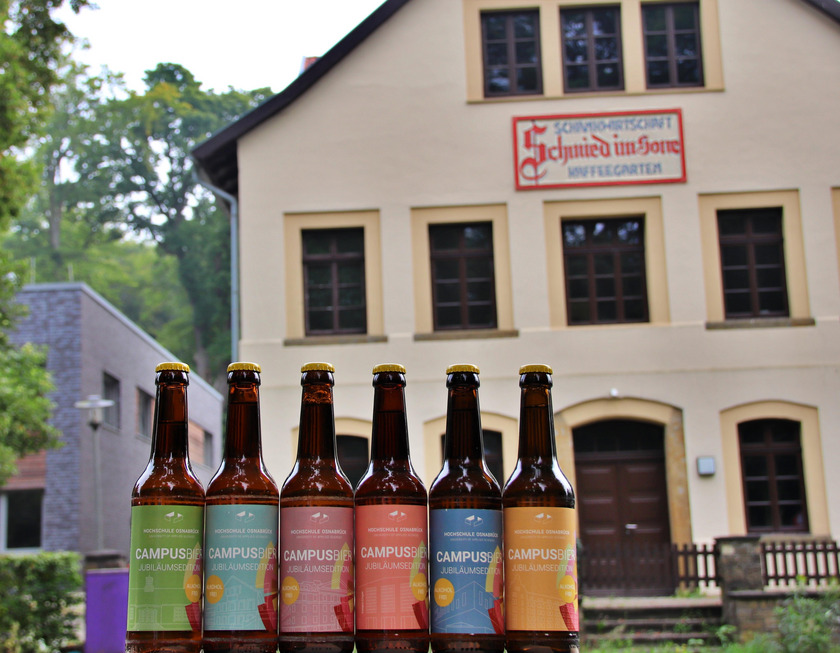 So sehen die sechs Flaschen des alkoholfreien Campusbieres der Hochschule Osnabrück aus. Jedes Etikett zeigt einen Standort der Hochschule.
