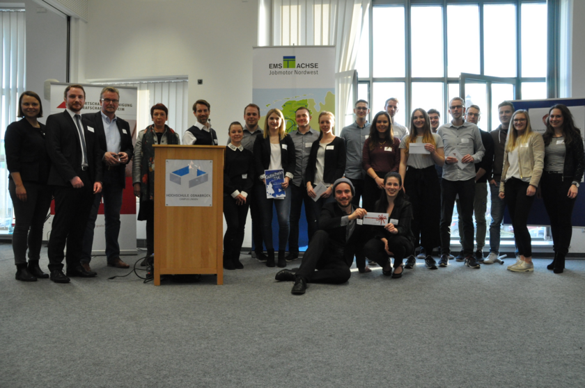 Gruppenfoto aller Gewinnenden mit den Stifterinnen und Stiftern der Preise und dem Organisationsteam