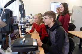 Arbeit mit dem Mikroskop im Labor für Materialdesign und Werkstoffzuverlässigkeit