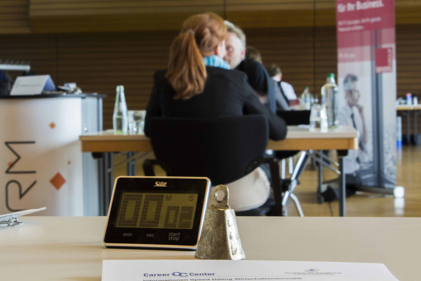 Nach zehn Minuten Gesprächszeit ist Schluss. Dann ertönt die Klingel und die Studierenden wechseln den Platz, um am Ende des Tages mit allen anwesenden Vertreterinnen und Vertretern der Unternehmen gesprochen zu haben.