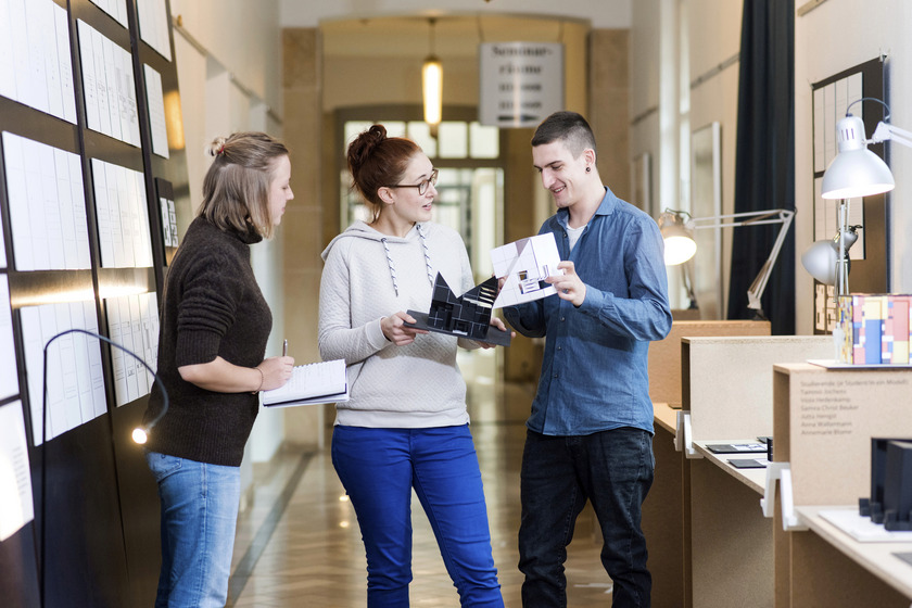 Studierende des Studiengangs Freiraumplanung stehen in der Werksausstellung und diskutieren Ergebnisse