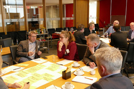 Die Teilnehmenden bei der Gruppendiskussion im Sitzungssaal des Rathauses in Bramsche