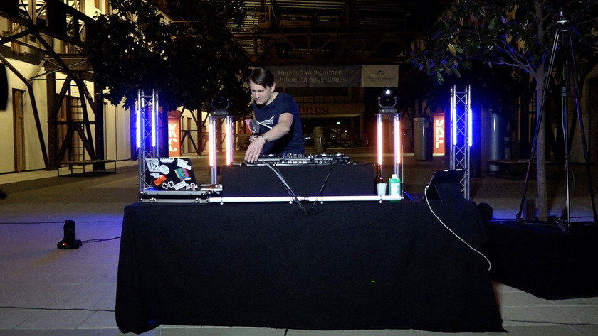 Der Dekan der Fakultät Management, Kultur und Technik Prof. Dr. Ingmar Ickerott rockte bei der digitalen "Night of the Profs" die Campushalle mit seiner Musikauswahl. Foto: Hochschule Osnabrück
