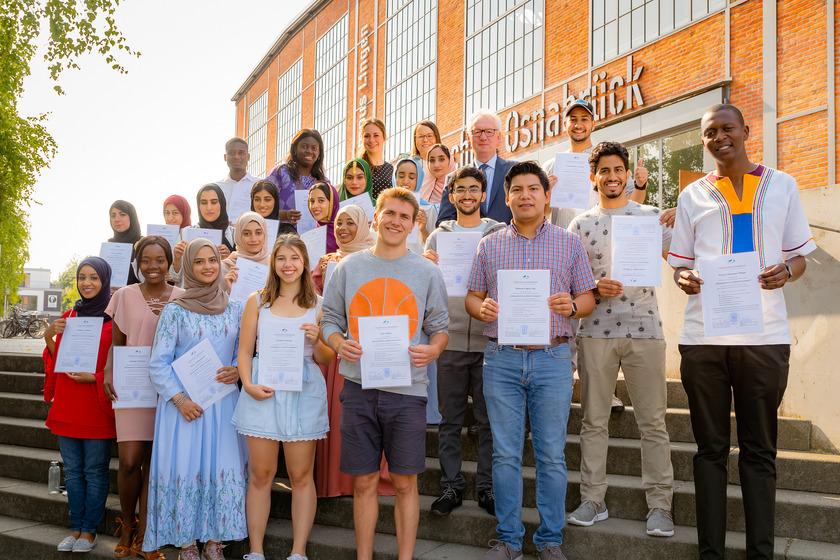Gruppenfoto der internationalen Studierenden vor dem Campus Lingen