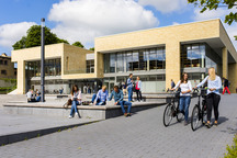 Außenbereich der Mensa am Campus Westerberg.