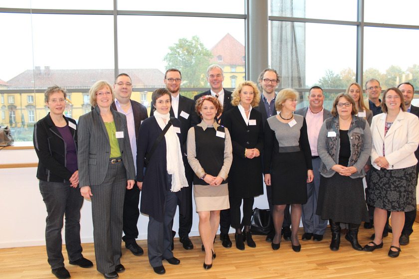 Die Arbeitsgruppe, die den Expertenstandard „Schmerzmanagement in der Pflege bei chronischen Schmerzen“ entwickelt hat: Während der Konsensus-Konferenz wurde ihr Entwurf mit den Fachvertreterinnen und -vertretern engagiert diskutiert und weiterentwic