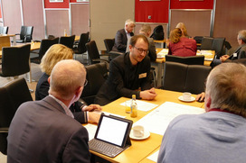 Die Teilnehmenden bei der Gruppendiskussion im Sitzungssaal des Rathauses in Bramsche