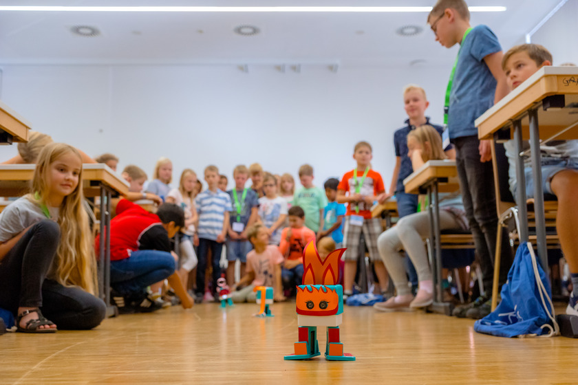 Die Schülerinnen und Schüler beobachten gespannt die tanzenden Roboter beim KinderCampus Lingen