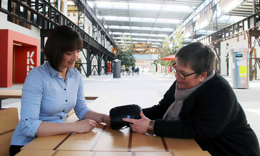 Urszula Hejna, wissenschaftliche Mitarbeiterin (links) und Prof. Dr. Stefanie Seeling vom Campus Lingen wollen die VR-Brille bald im Pflegestudium am Campus Lingen einsetzen. Foto: Hochschule Osnabrück