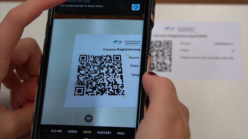 Handy scannt QR-Code auf dem Tisch