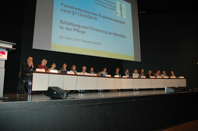 Die Resonanz ist beeindruckend: Die OsnabrückHalle ist voll besetzt, auch die Oberränge mussten für die Pflege-Expertinnen und -Experten aus ganz Deutschland geöffnet werden.