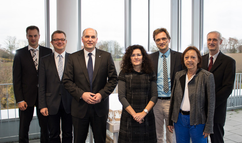 Die niedersächsische Wissenschaftsministerin, Dr. Gabriele Heinen-Kljajić (4.v.r.) mit dem Präsidium der Hochschule Osnabrück. Foto: Ralf Garten