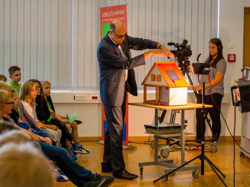 An einem Puppenhaus zeigte Professor Dr. Koke, wie die Kraft der Sonne mit Hilfe von Solarzellen genutzt werden kann