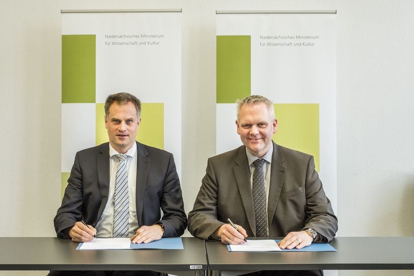Unterzeichneten gemeinsam die Zielvereinbarung zwischen dem Land Niedersachsen und der Hochschule Osnabrück: Vizepräsident Prof. Dr. Alexander Schmehmann (li.) und Wissenschaftsminister Björn Thümler. 
