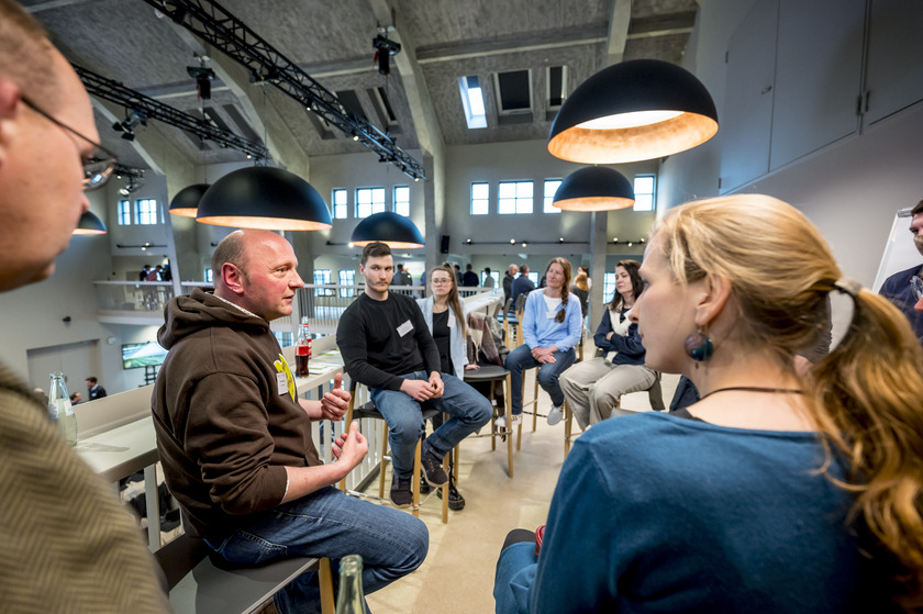 Menschen diskutieren miteinander. 