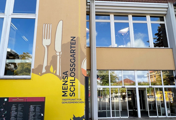 Die Mensa am Schlossgarten liegt mitten in Osnabrück und ist mit dem angrenzenden Schlossgarten besonders im Sommer ein beliebter Treffpunkt.